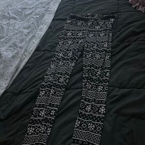 Black and White Snowflake Patterned Leggings